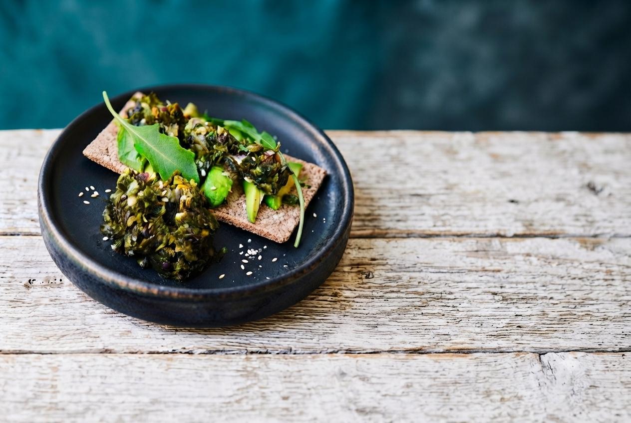 Tartare d’algues sur cracker, avocat et roquette